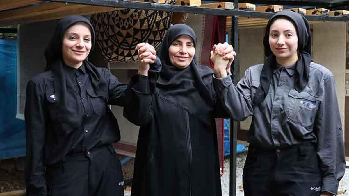 Erzincan'da anne ve kızlarını gören gözlerine inanamıyor! Erkek işi olarak bilinen zorlu mesleği kadın gücüyle yapıyorlar