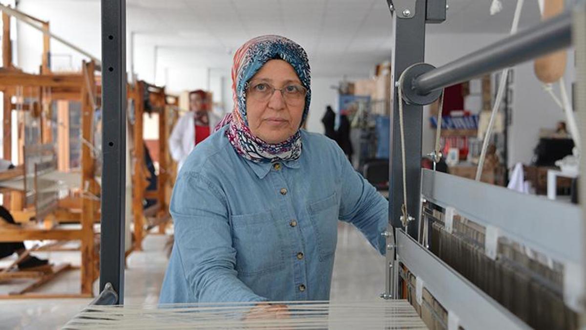 Erzurum'un coğrafi işaretli ehramı modern tasarımla hayat buldu! Hülya hoca, yün ehramı giyimden aksesuara dönüştürdü