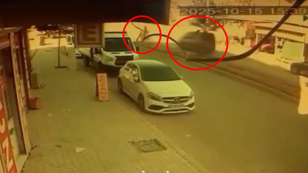 Şırnak'ta hafif ticari araçla çarpışan motosikletin sürücüsü ağır yaralandı; kaza kamerada (2)