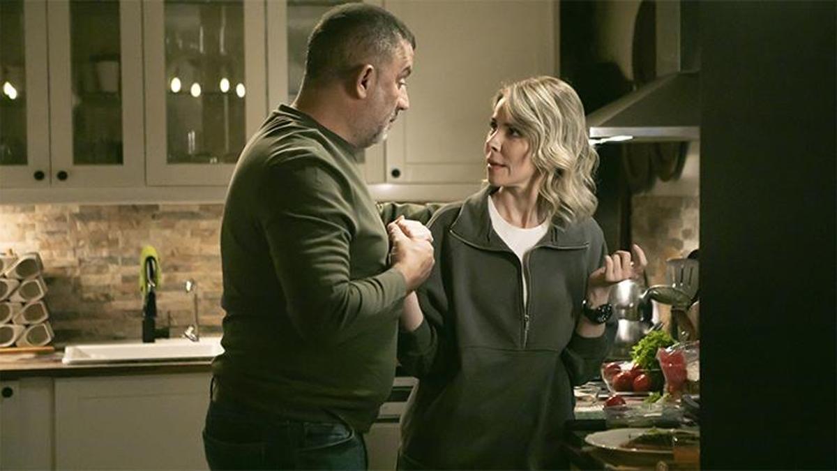 Arka Sokaklar’da ev hali romantizmi! Selin ve Mesut baş başa
