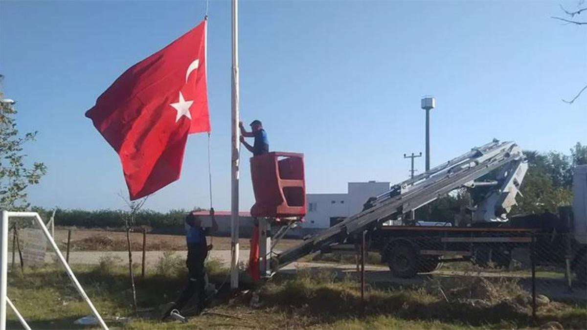 Adana Büyükşehir destekli dev çalışma! Yumurtalık'ta bayrak direkleri ve yıpranan bayrakları tamamen değiştirildi