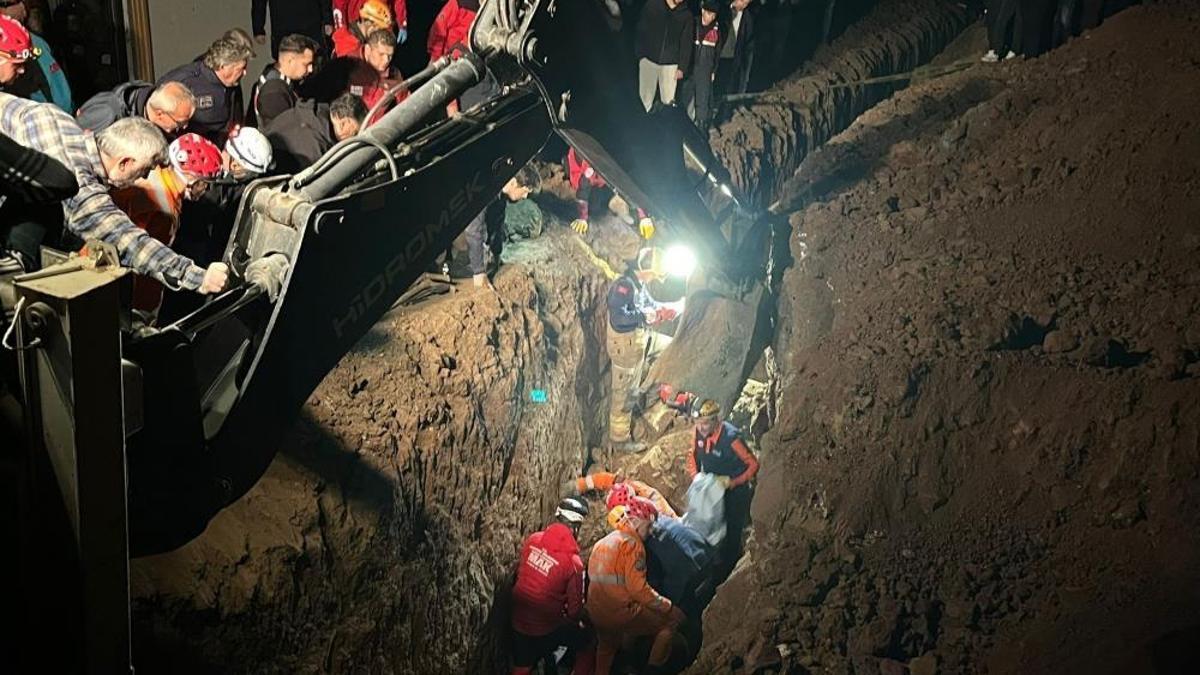 Bursa'da kanalizasyon çukuru kazarken göçük altında kalan 2 kardeş hayatını kaybetti