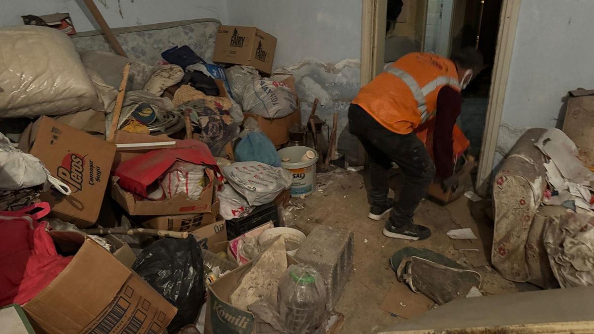 Zihinsel engelli kadın, çöp evde 1 ay önce ölen annesinin cesediyle yaşamış