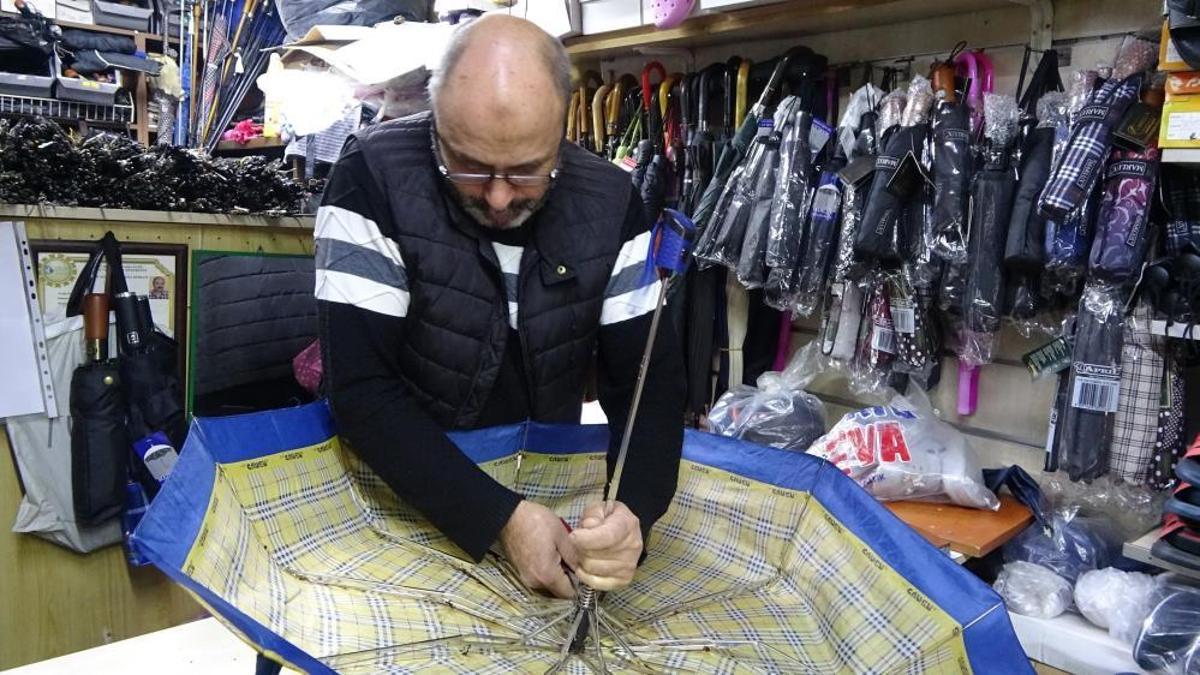 Ne tamir ne satış kaldı: Kocaeli’nin son şemsiye ustası ayakta kalmaya çalışıyor