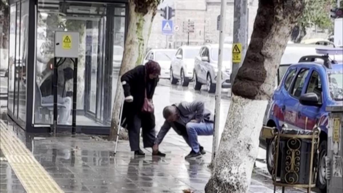 Annesinin ayakkabılarını elleriyle temizledi! Amasya'da yürekler bu görüntüyle ısındı