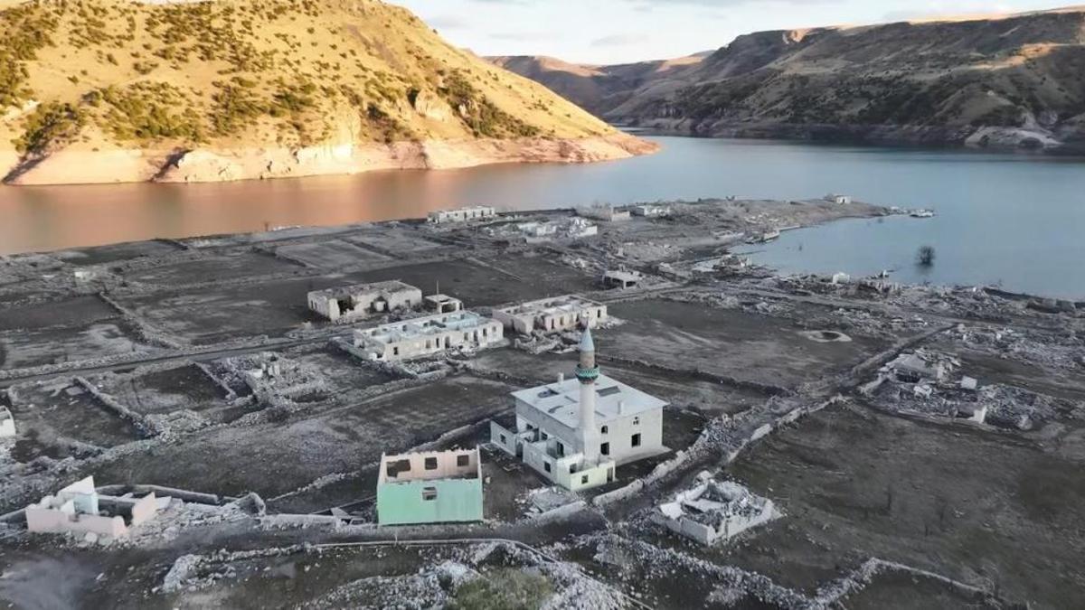 Kars'ta sular çekildi, eski köy ortaya çıktı