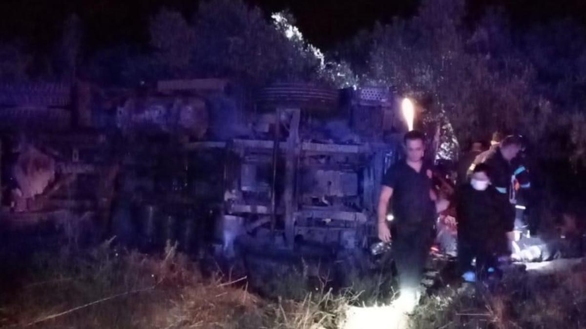 Yangından dönerken devrilen arazözdeki 2 itfaiyeci yaralandı