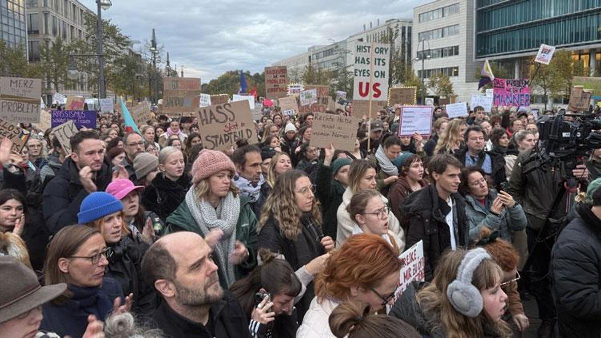 Almanya Başbakanı Merz binlerce kişi tarafından protesto edildi