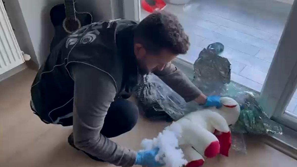 Uyuşturucuyu oyuncak ayının içerisine gizlemiş