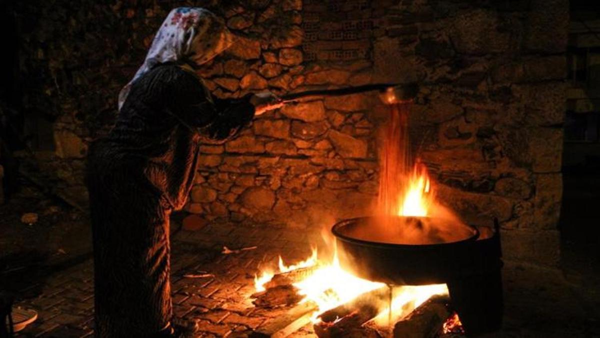 Bu sabır işi deyip gece gündüz kazanlarda kaynatıyorlar! Zahmeti çok ama faydası saymakla bitmiyor