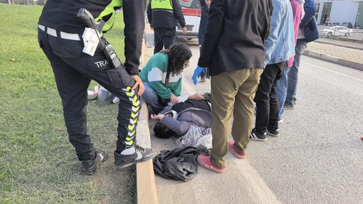 İnegöl'de akılalmaz kaza! Arabaya bağlanıp iple çekilen motosiklet kaldırıma savruldu