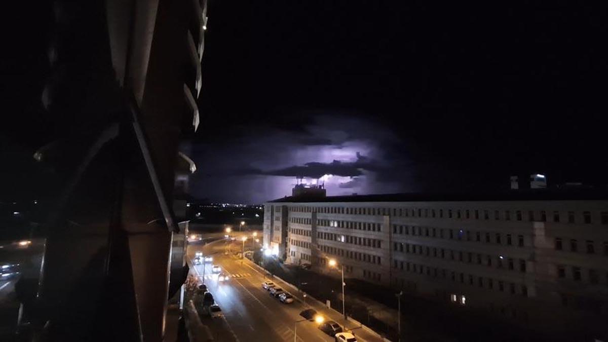 Uyarılar peş peşe gelmişti! Diyarbakır'da şimşekler geceyi gündüze çevirdi