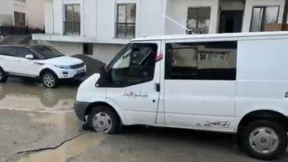 Hakkari Yüksekova'da sağanak yağış hayatını olumsuz etkiledi