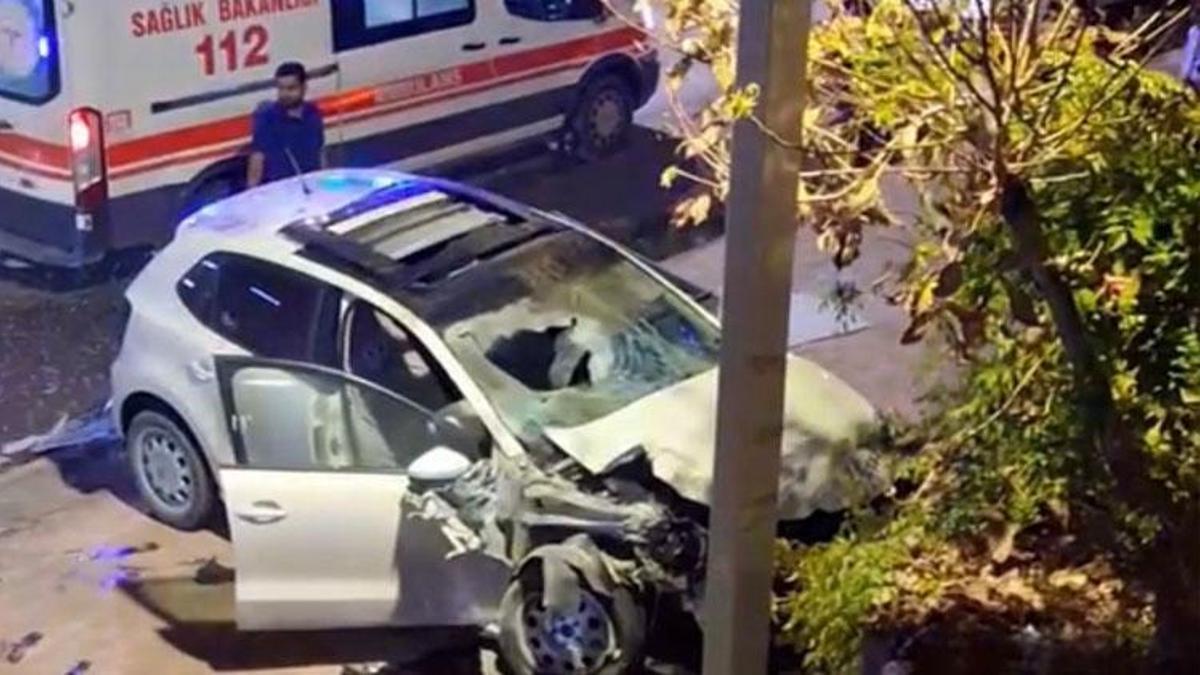 Elazığ’da sürücüsünün direksiyon hakimiyetini kaybettiği otomobil durağa çarptı