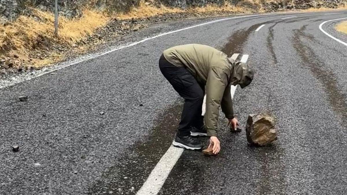 Hakkari'nin Şemdinli-Derecik karayoluna düşen kaya parçalarını dağcılar temizledi