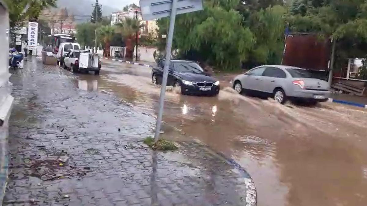 İzmir'de sağanak etkili oldu
