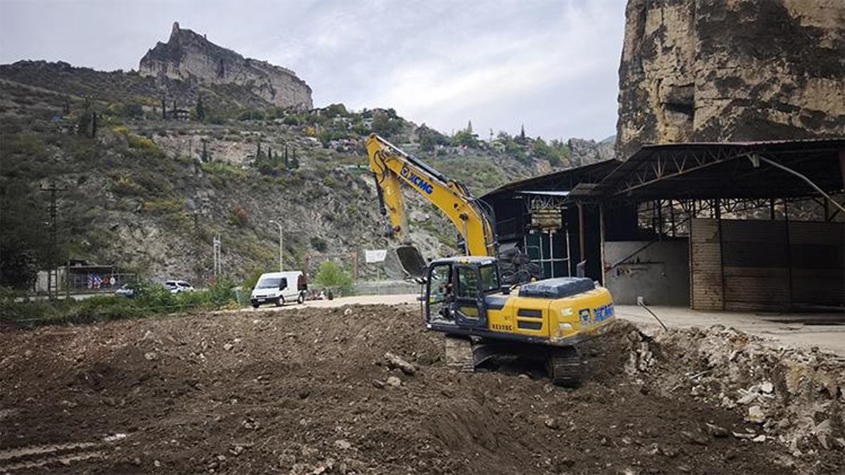 Artvin’de 3 tonluk altın heyecanı! Bakanlık izin verdi, defineciler toprak altınki hazine için gece gündüz çalıştı ve kazı tamamlandı