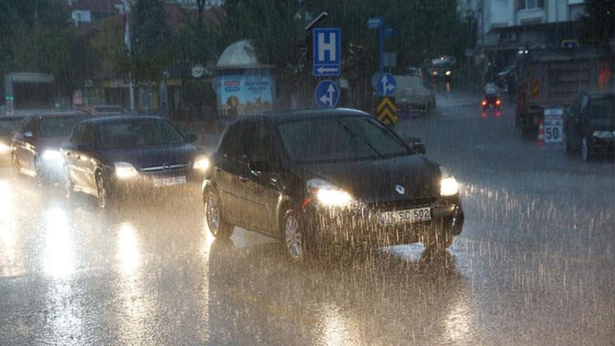 Aydın’da sağanak yağmur yolları dereye çevirdi, vatandaşlar zor anlar yaşadı