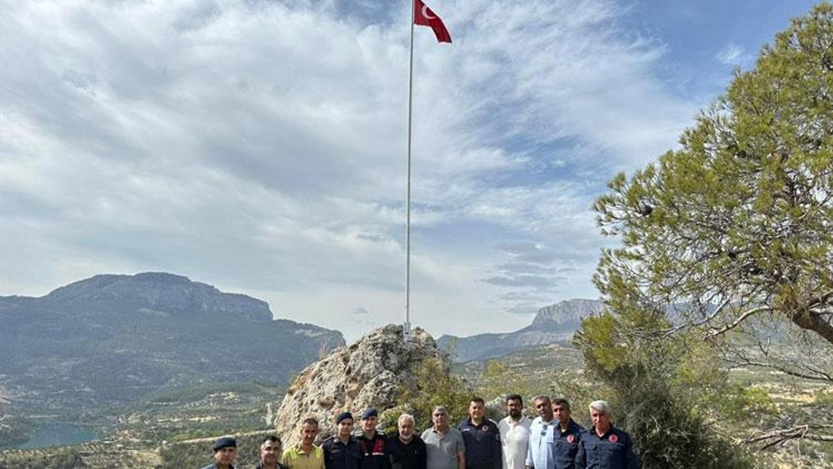 Mersin'de direk yenilendi, yeni bayrak göndere çekildi