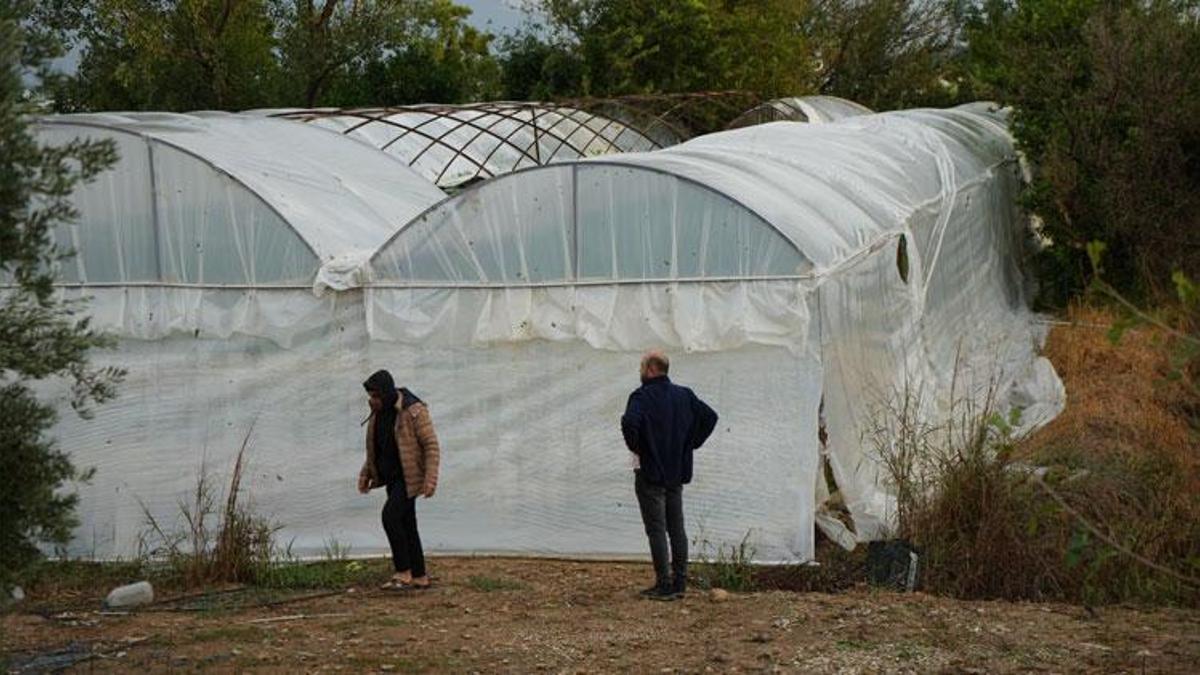 Antalya’nın Aksu ilçesinde sağanak seraları vurdu