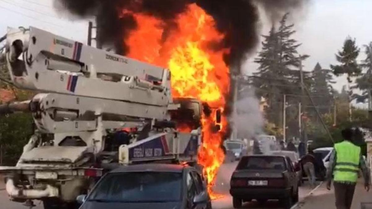 Konya Ereğli ilçesinde beton pompası alev alev yandı, 2 otomobil zarar gördü