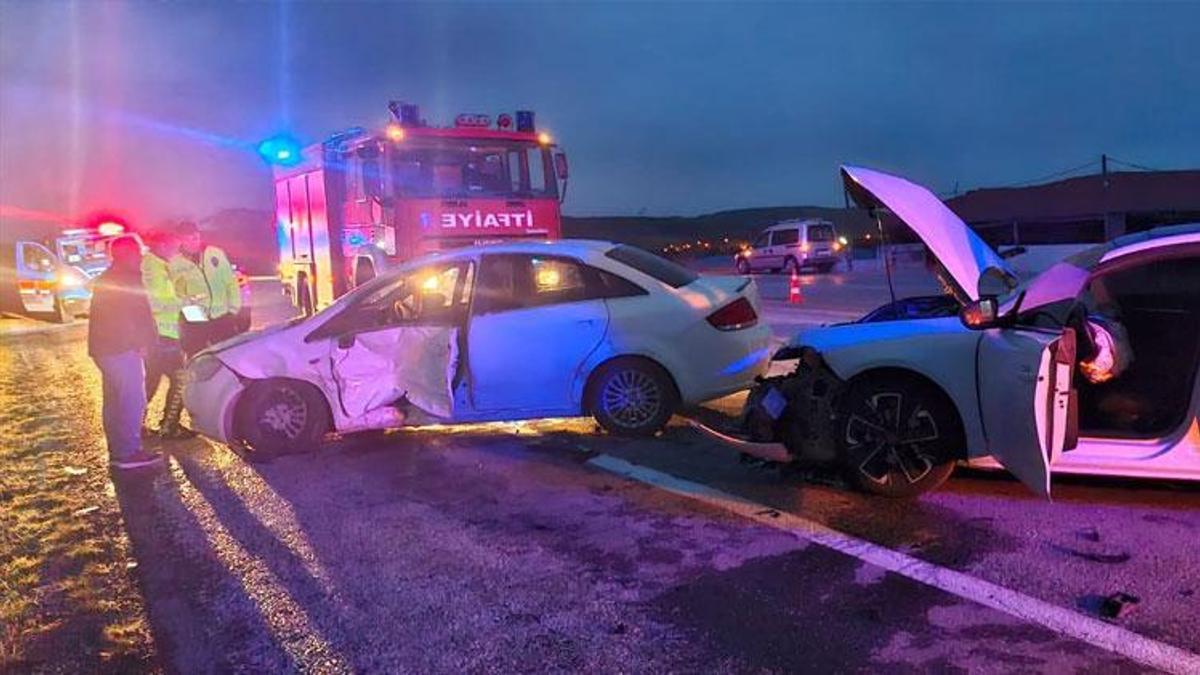 Çorum Alaca'da iki otomobil çarpıştı: 3 yaralı