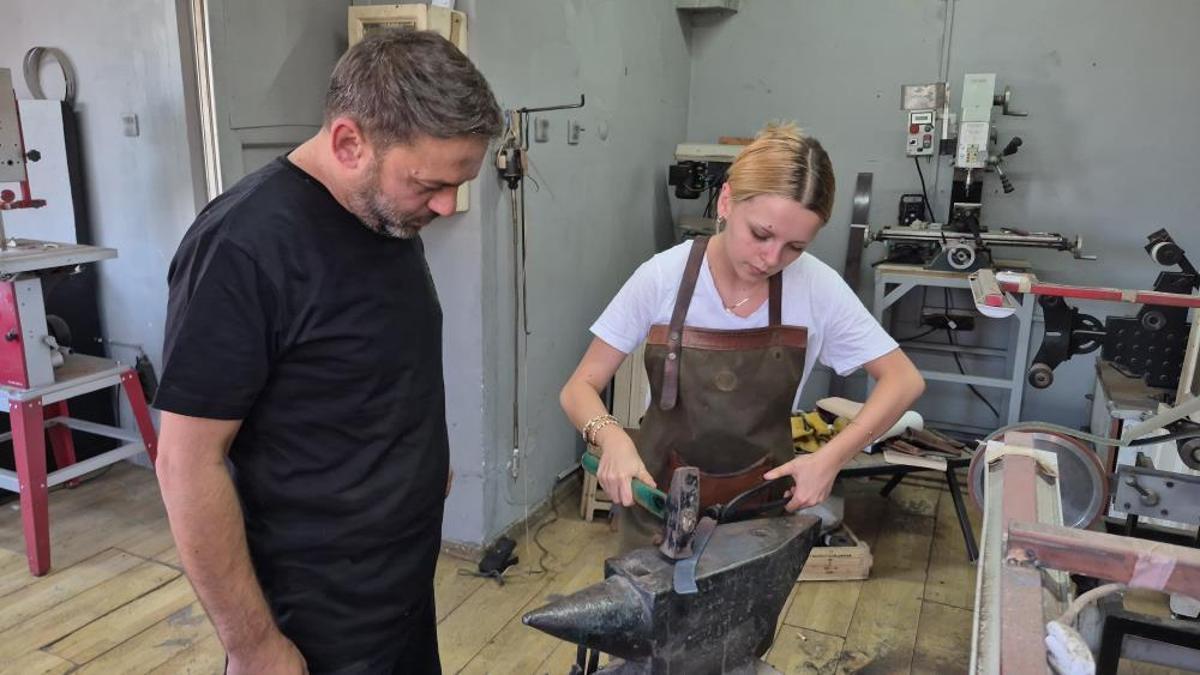 Düzce'de UNESCO'lu usta çırak bulamayınca sanatını kızına öğretmeye başladı: Ata yadigarını kurtaracak!