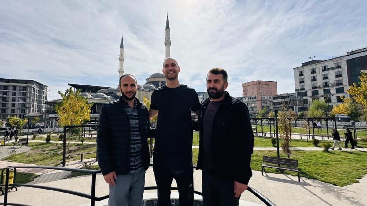 Amerikalı gezginin son durağı Hakkari Yüksekova oldu! Otostopla geldi, baklavaya hayran kaldı