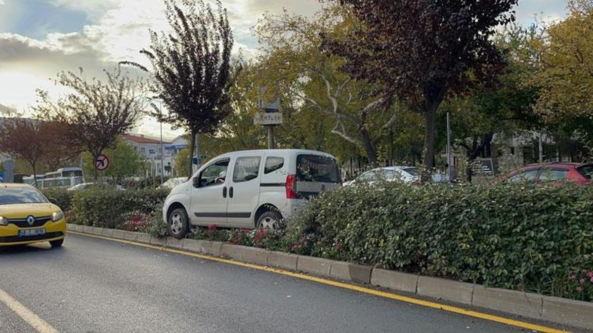 Muğla'nın Menteşe ilçesinde araç refüje çıktı: 1 yaralı
