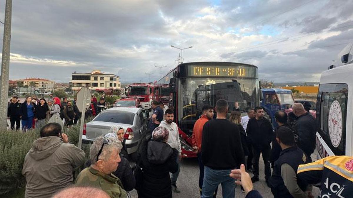 Balıkesir Ayvalık'ta belediye otobüsü ile otomobil çarpıştı: 2 yaralı