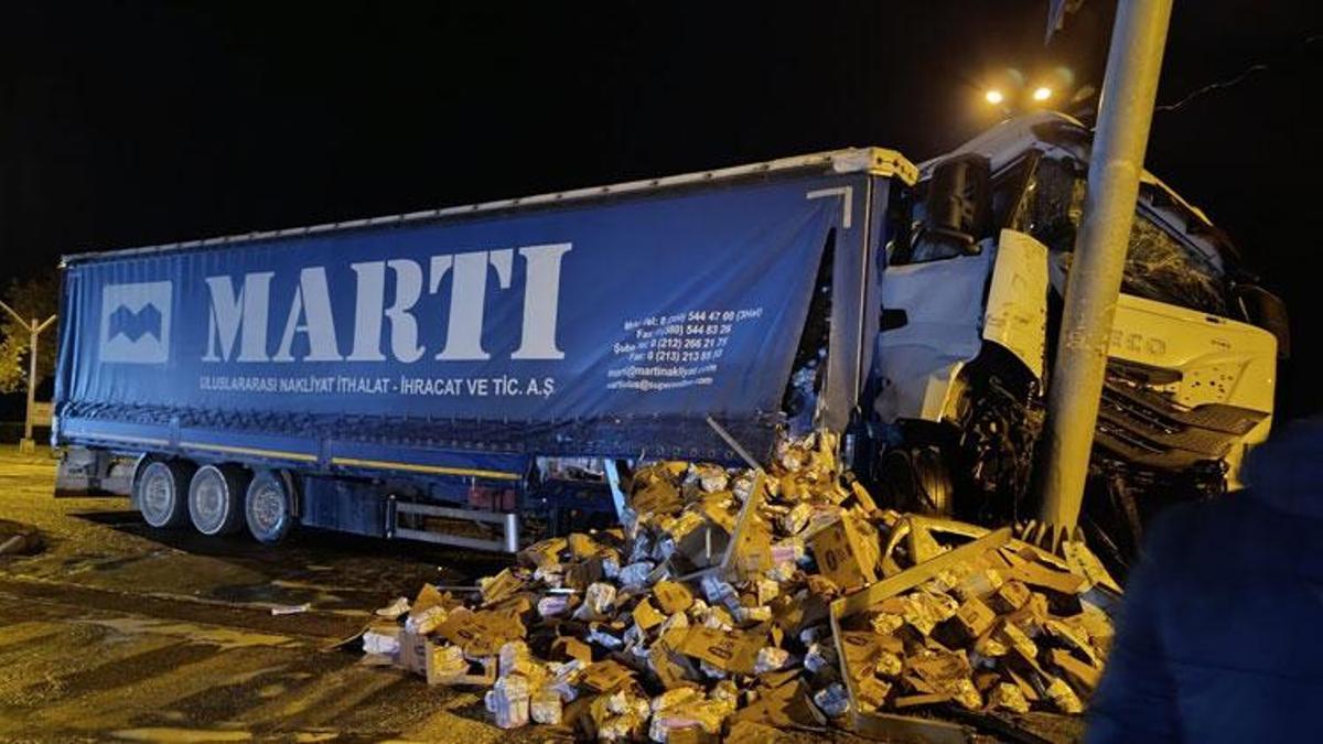 Fatsa'da süt yüklü tır ve otomobil çarpıştı: 2 yaralı
