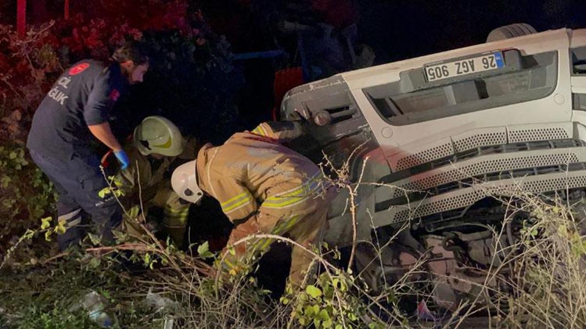 Bursa İznik'de TIR şarampole uçtu: 1 ölü 1 ağır yaralı