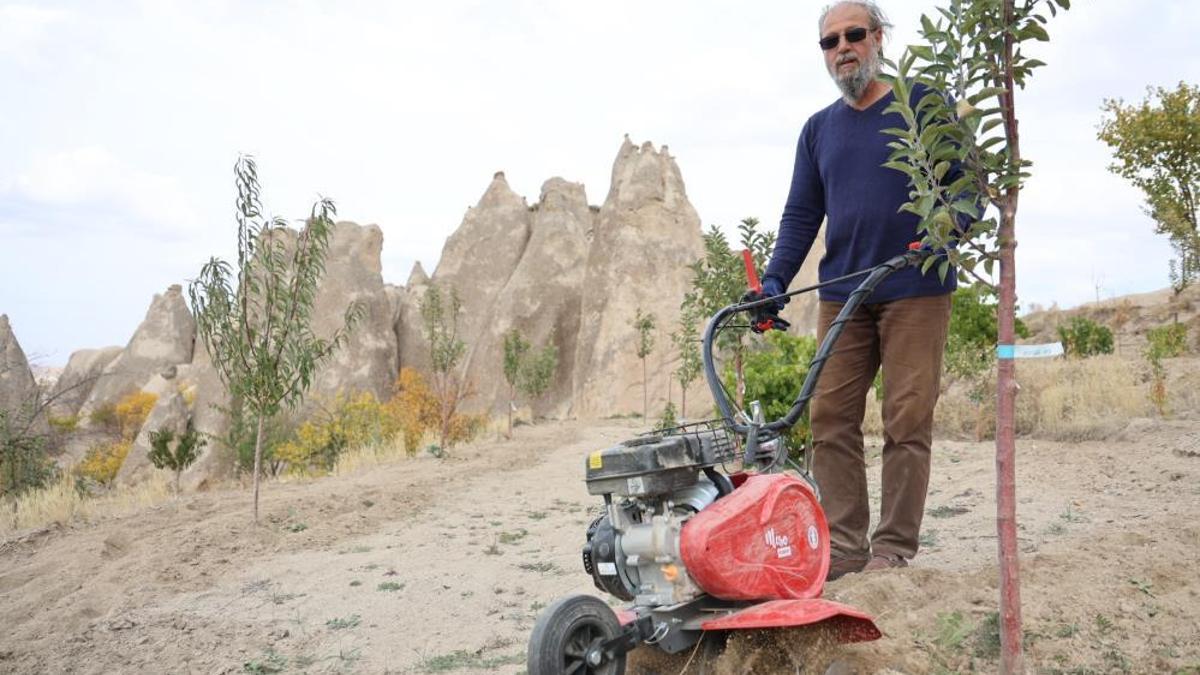 Nevşehirli çift UNESCO mirasına böyle sahip çıktı: Peribacalarının arasına dikiyorlar!