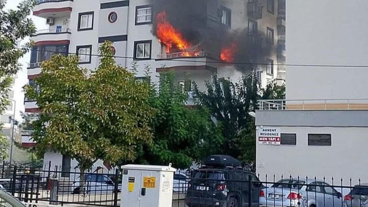 Mersin Yenişehir'de 9 katlı binada yangın: Alevler daireyi sardı