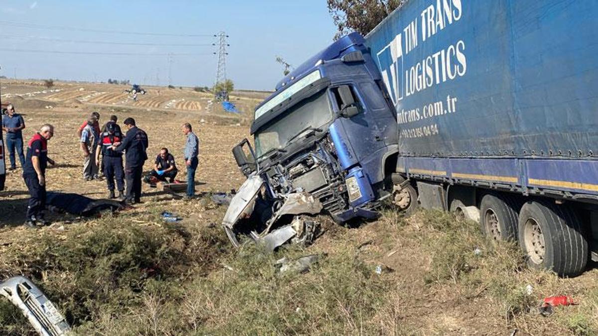 Adana Ceyhan'da TIR ile otomobilin çarpıştığı kaza kamerada
