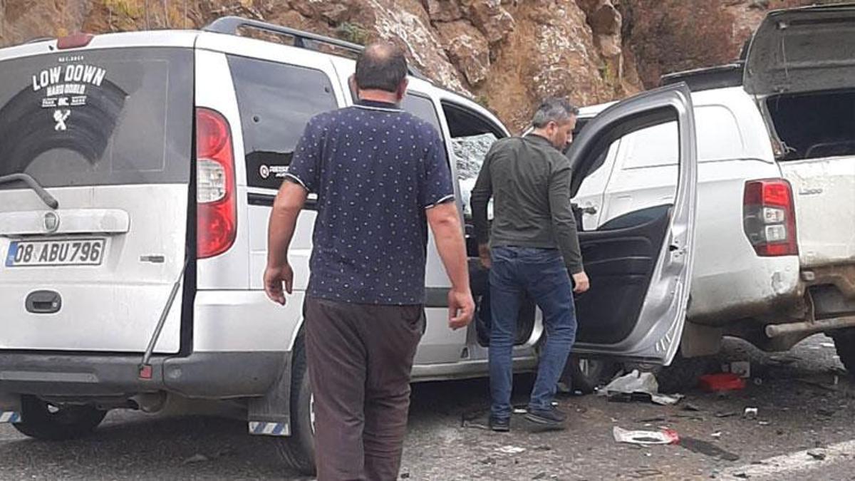 Şavşat'ta zincirleme kaza! 3 aracın karıştığı kazada 4 yaralı