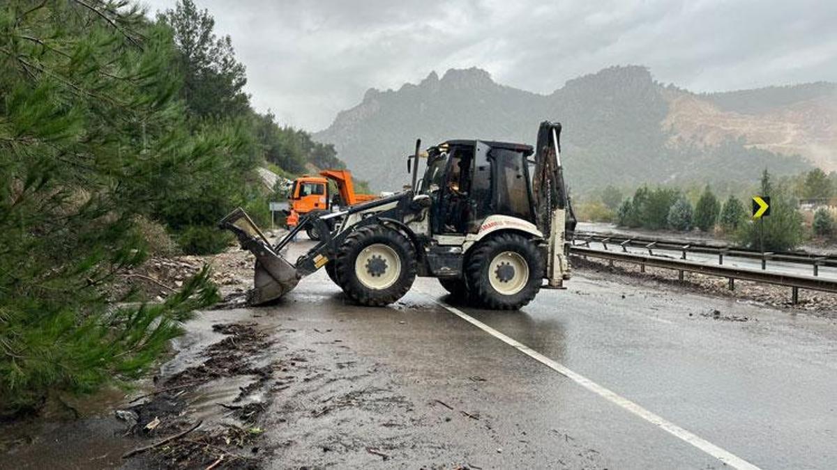 Bilecik Osmaneli'de sel meydana geldi, D650 karayolu taş ve toprak ile kaplandı
