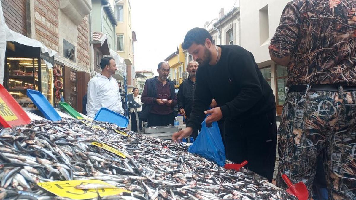 Hamsinin kilosu 50 liraya düştü, vatandaşlar poşet poşet aldı