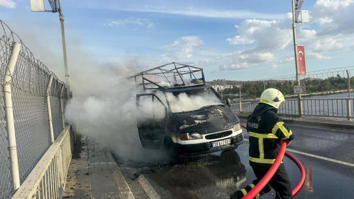 Seyir halindeki kamyonet alev aldı! Ensesinde sıcaklık hissedince, 3 kişinin hayatı kurtuldu