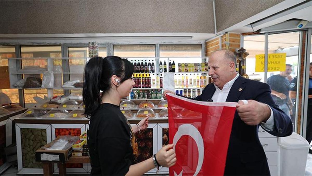 Yüreğir Belediyesi’nden esnafa Cumhuriyet Bayramı hediyesi: Türk bayrağı