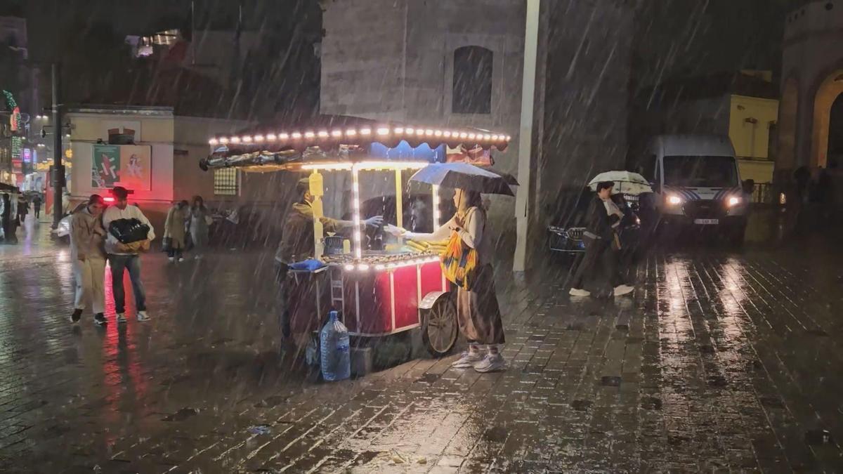 Kuvvetli yağış etkisini gösterdi! Yollar göle döndü, altyapı çöktü, uçaklar havaalanına inemedi