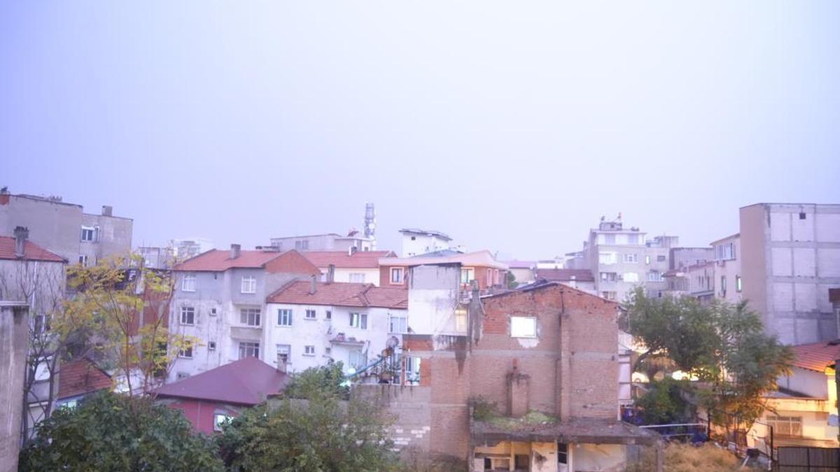 Şimşekler geceyi aydınlattı, ardından yaşanan deprem ise korkuttu