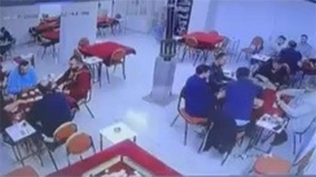 Depreme okey oynarken yakalandılar! Masayı terk etmek istemediler