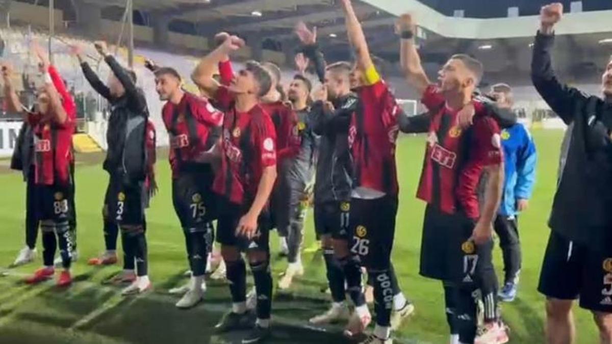Eskişehirsporlu futbolular taraftarla bir olup küfürlü tezahürat yaptı