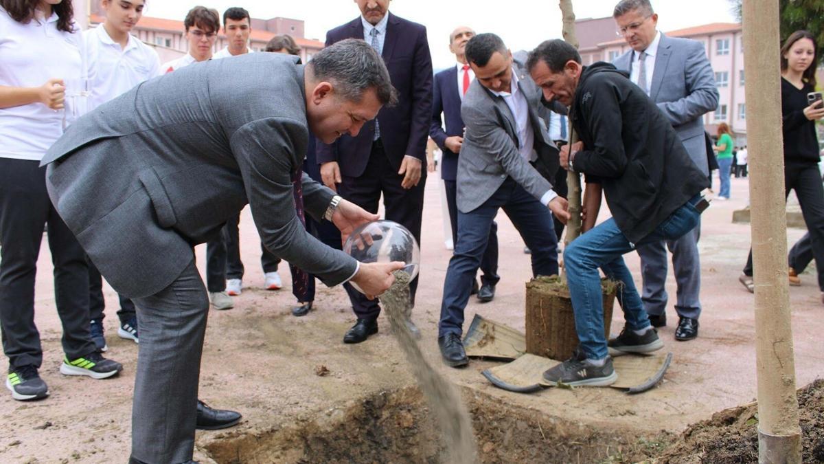 İzmir'de 7 bölgenin toprağı Cumhuriyet çınarında buluştu
