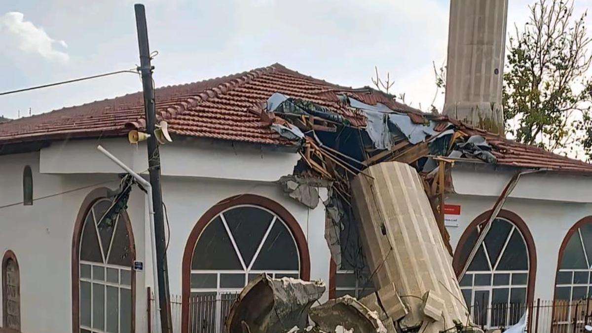 Ankara'da fırtına nedeniyle minare yıkıldı