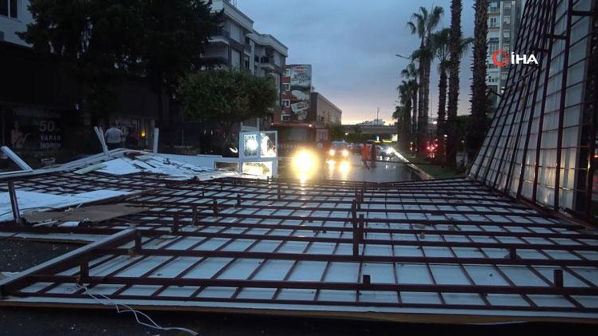 Antalya'da faciadan dönüldü! Fırtına tonlarca ağırlıktaki çatıyı karayoluna savurdu
