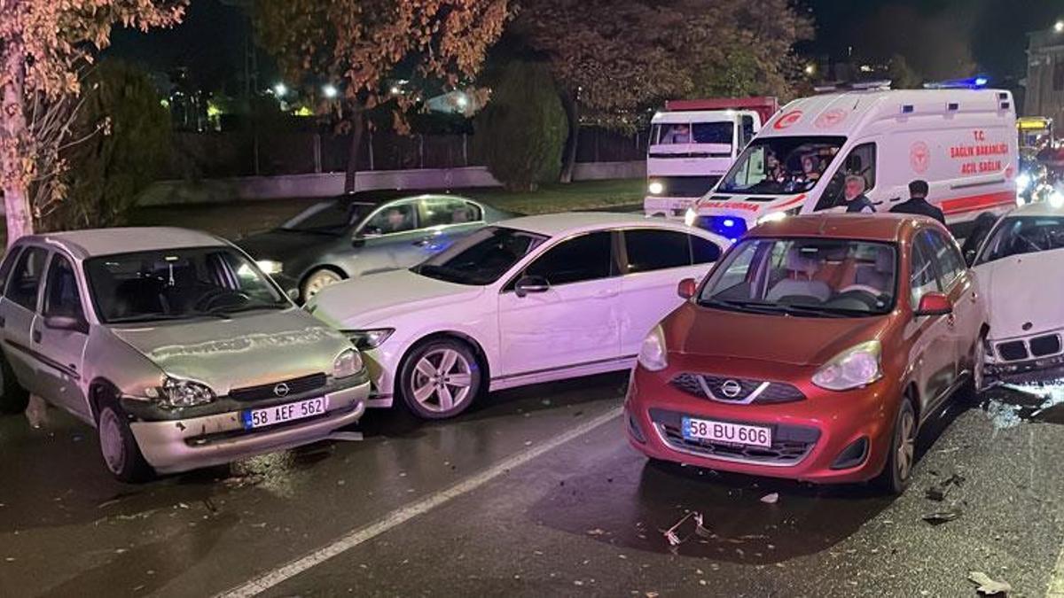 Sivas-Kayseri karayolunda 5 araç birbirine girdi: 1 kişi yaralandı