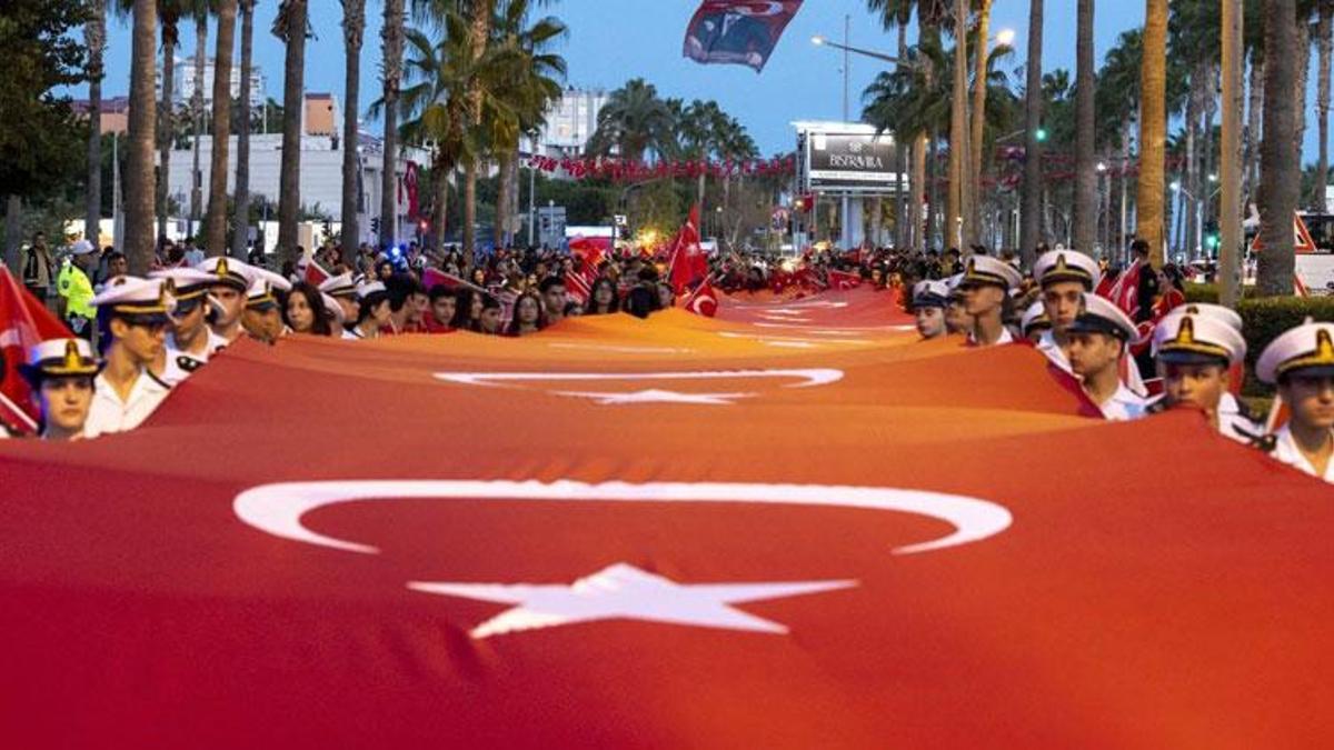 Mersin'de 102 metre uzunluğunda Türk bayrağıyla yürüyüş düzenlendi