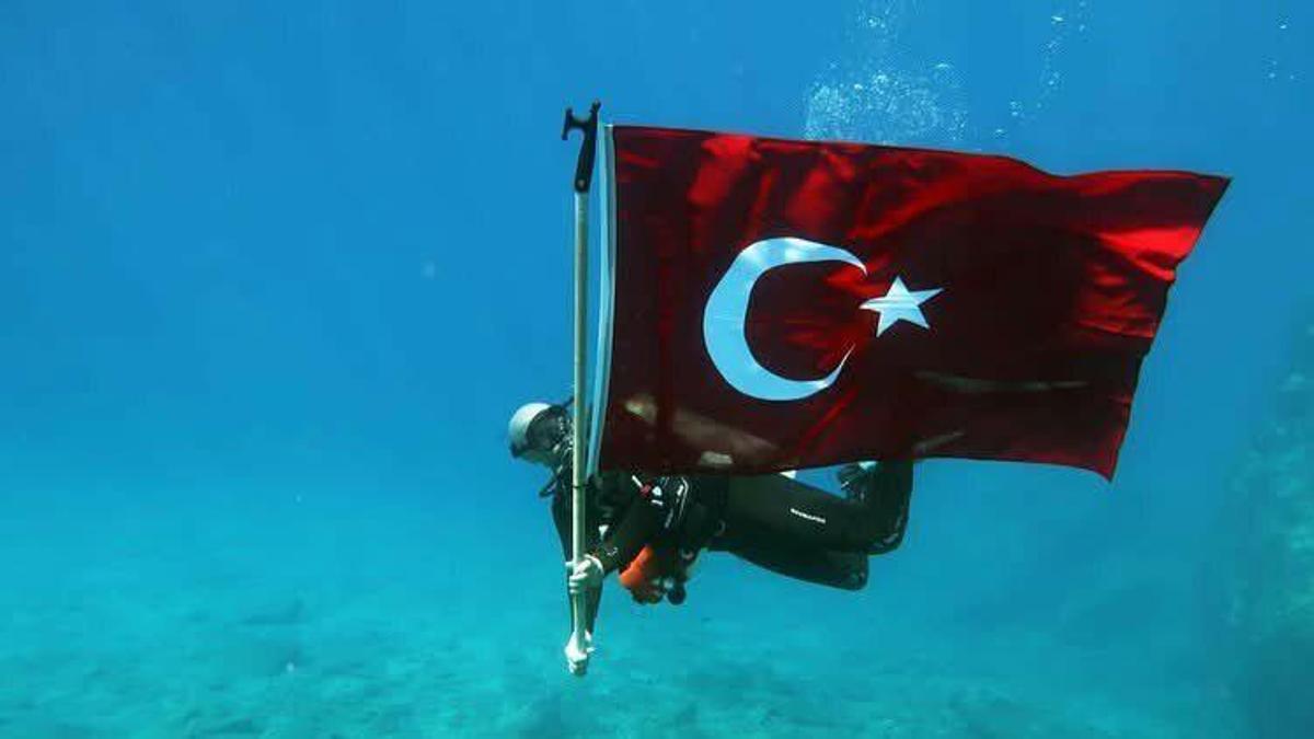 Muğla Fethiye’de su altında Cumhuriyet kutlaması